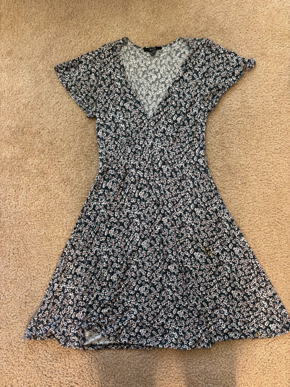 Forever 21 Small floral flowy V-neck skater dress